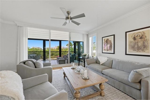 430 Cove Tower DR 304, Naples, FL 34110