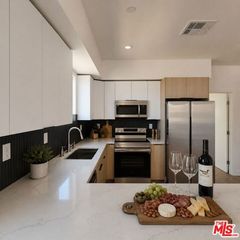 10827 Peach Grove Street, North Hollywood (los Angeles), CA 91601
