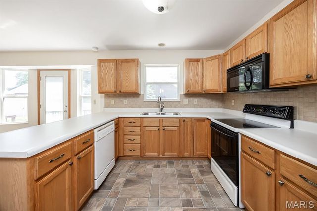 916 Crosswinds Drive, Belleville, IL 62221
