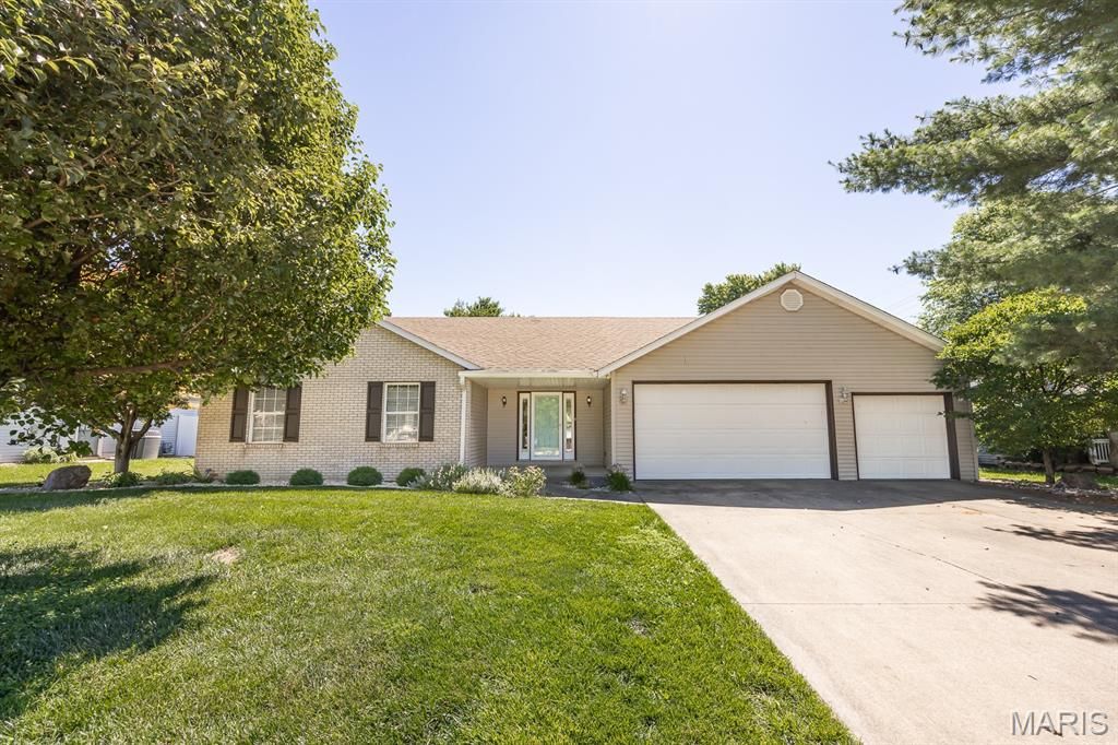 916 Crosswinds Drive, Belleville, IL 62221