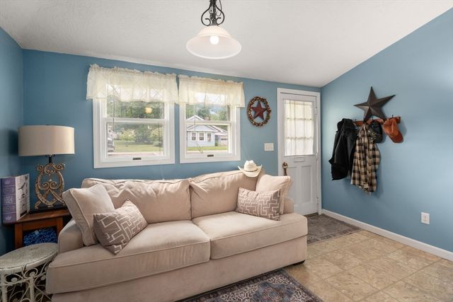 10 Riverside Dr, Auburn, MA 01501