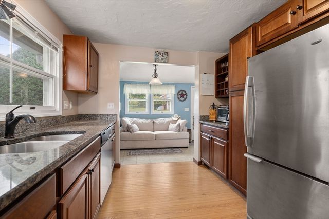 10 Riverside Dr, Auburn, MA 01501