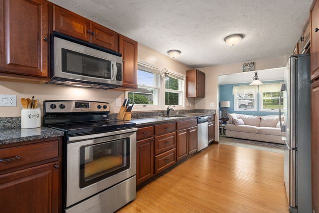 10 Riverside Dr, Auburn, MA 01501