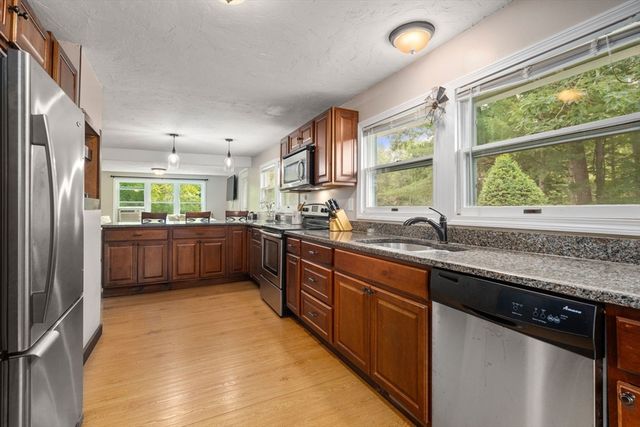 10 Riverside Dr, Auburn, MA 01501