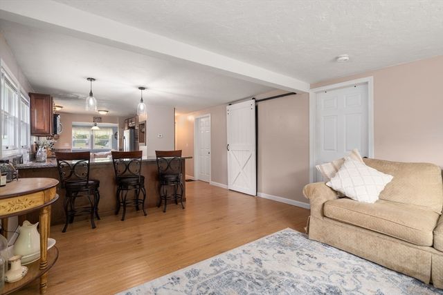 10 Riverside Dr, Auburn, MA 01501