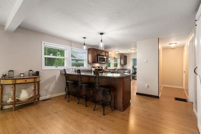 10 Riverside Dr, Auburn, MA 01501