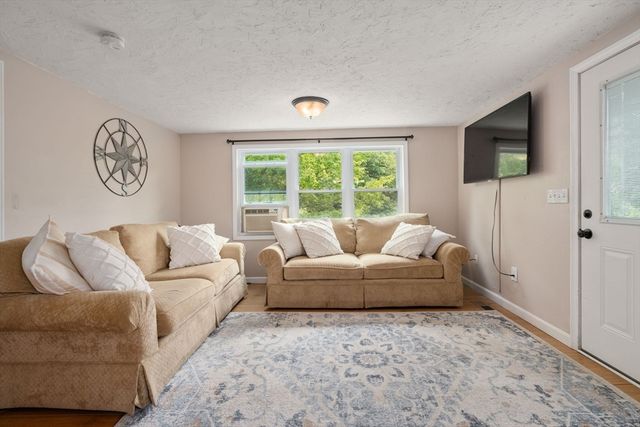 10 Riverside Dr, Auburn, MA 01501