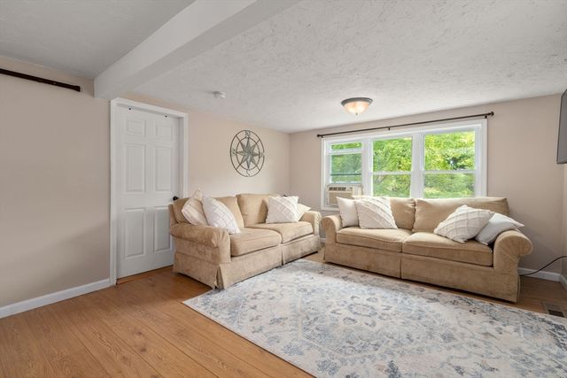 10 Riverside Dr, Auburn, MA 01501