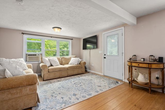 10 Riverside Dr, Auburn, MA 01501
