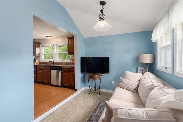 10 Riverside Dr, Auburn, MA 01501
