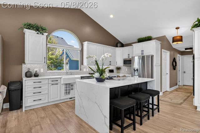 8955 Sandy Ridge Drive, White Lake, MI 48386