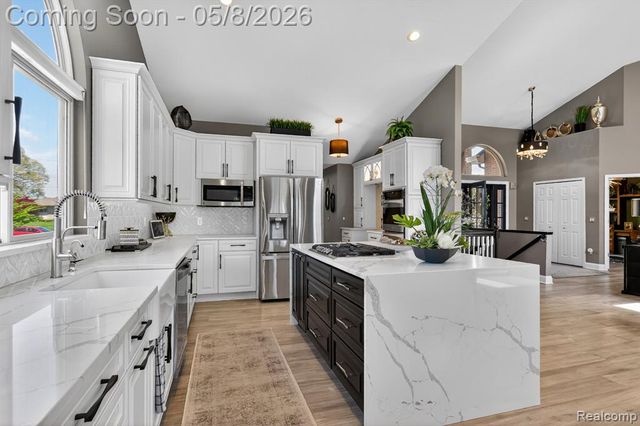 8955 Sandy Ridge Drive, White Lake, MI 48386