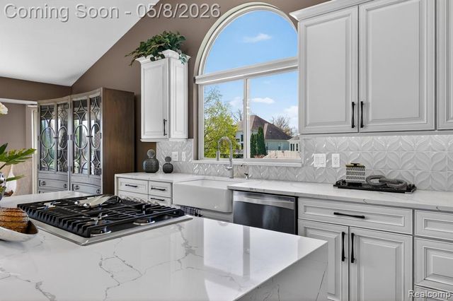 8955 Sandy Ridge Drive, White Lake, MI 48386