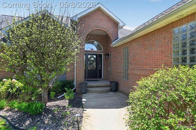 8955 Sandy Ridge Drive, White Lake, MI 48386