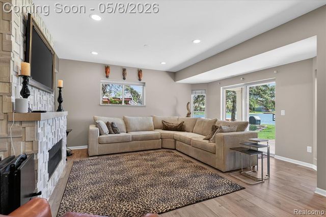 8955 Sandy Ridge Drive, White Lake, MI 48386