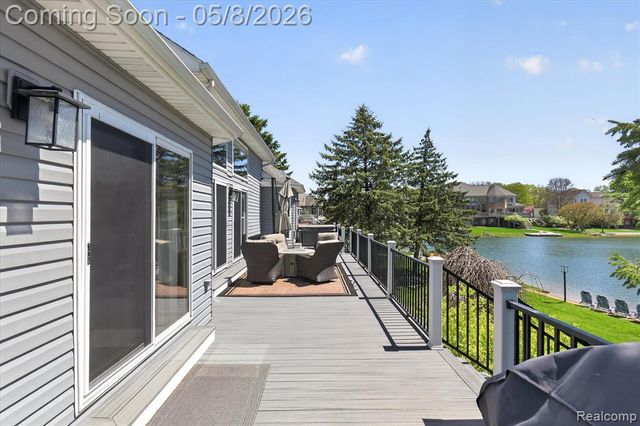 8955 Sandy Ridge Drive, White Lake, MI 48386