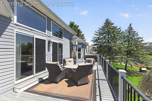 8955 Sandy Ridge Drive, White Lake, MI 48386