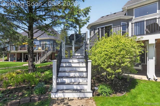8955 Sandy Ridge Drive, White Lake, MI 48386