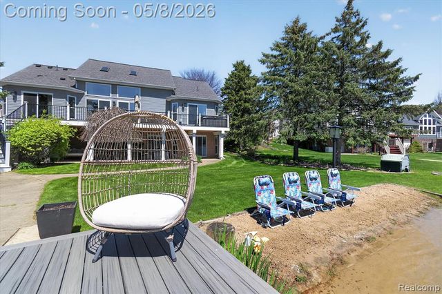 8955 Sandy Ridge Drive, White Lake, MI 48386