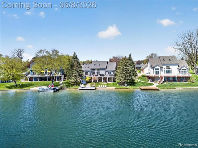 8955 Sandy Ridge Drive, White Lake, MI 48386