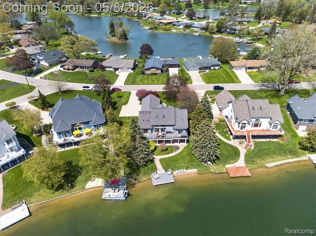8955 Sandy Ridge Drive, White Lake, MI 48386