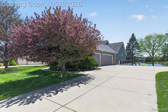 8955 Sandy Ridge Drive, White Lake, MI 48386