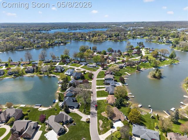 8955 Sandy Ridge Drive, White Lake, MI 48386
