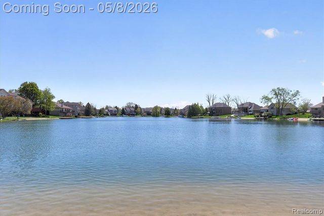 8955 Sandy Ridge Drive, White Lake, MI 48386