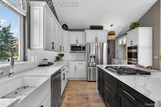 8955 Sandy Ridge Drive, White Lake, MI 48386