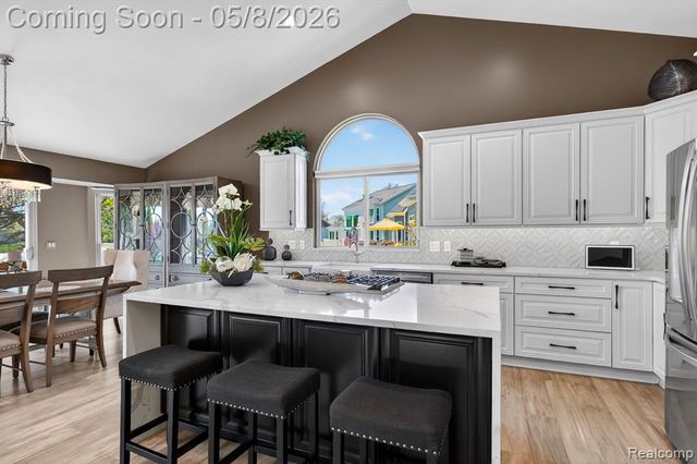 8955 Sandy Ridge Drive, White Lake, MI 48386