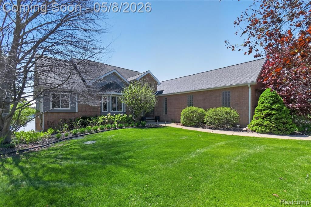 8955 Sandy Ridge Drive, White Lake, MI 48386