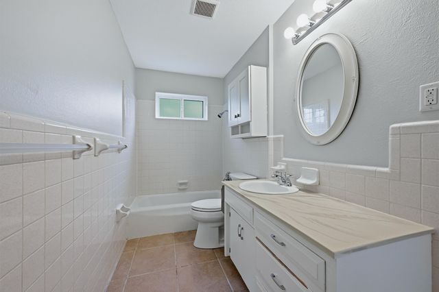 104 Kiowa Drive W, Lake Kiowa, TX 76240
