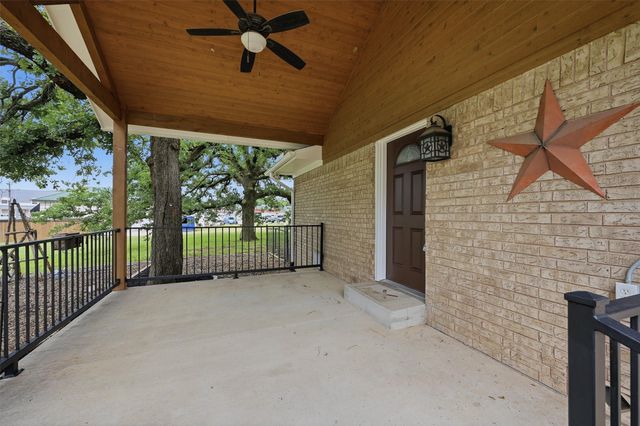 104 Kiowa Drive W, Lake Kiowa, TX 76240