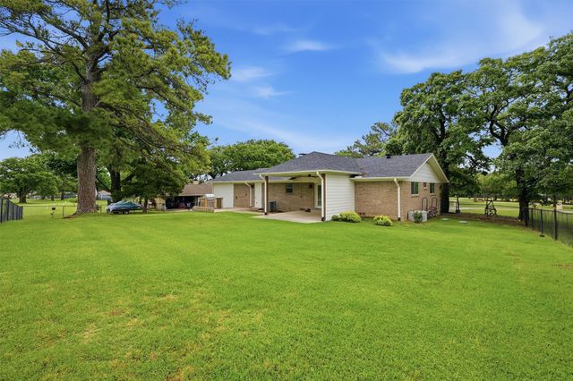 104 Kiowa Drive W, Lake Kiowa, TX 76240