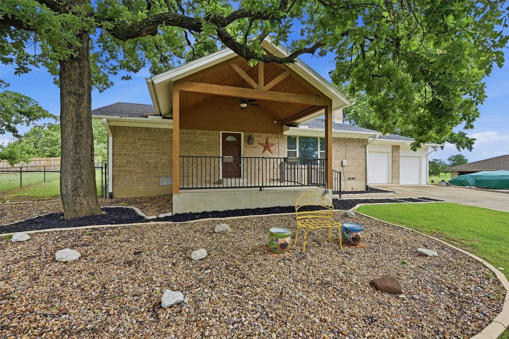 104 Kiowa Drive W, Lake Kiowa, TX 76240
