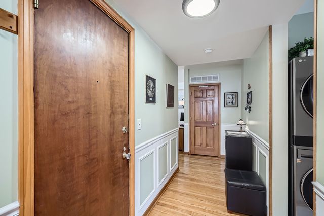 28 S 6th Avenue 1D, La Grange, IL 60525