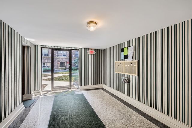 28 S 6th Avenue 1D, La Grange, IL 60525