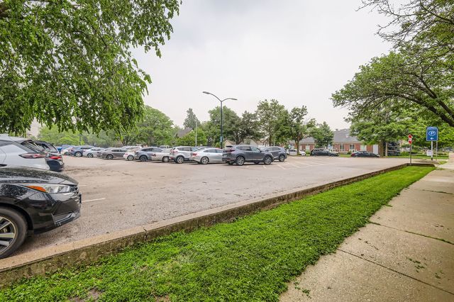 28 S 6th Avenue 1D, La Grange, IL 60525