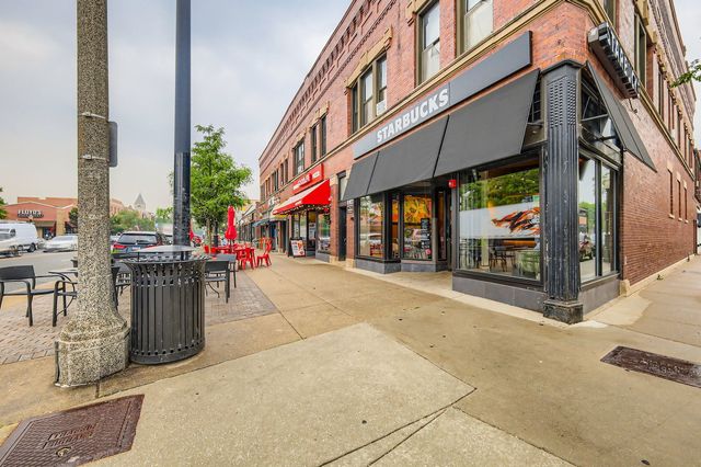 28 S 6th Avenue 1D, La Grange, IL 60525