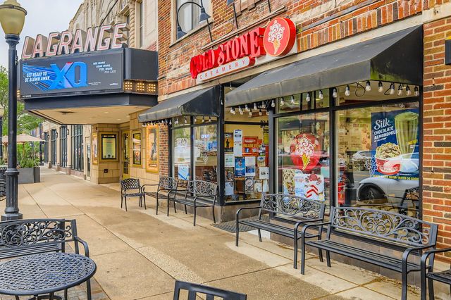 28 S 6th Avenue 1D, La Grange, IL 60525