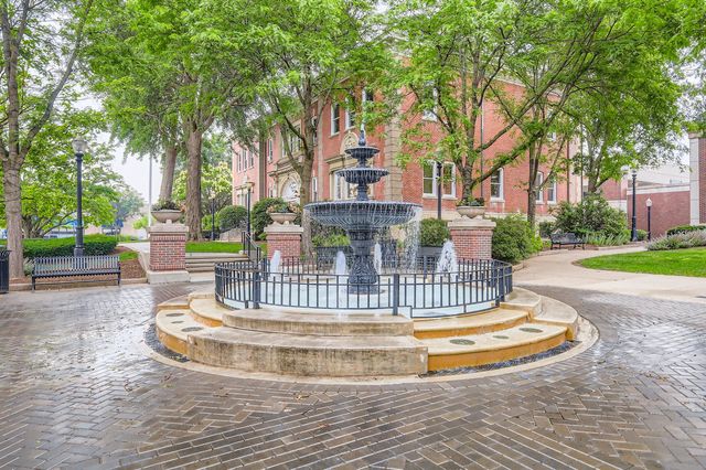 28 S 6th Avenue 1D, La Grange, IL 60525