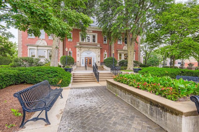 28 S 6th Avenue 1D, La Grange, IL 60525