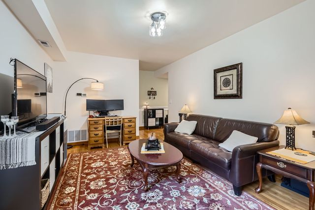 28 S 6th Avenue 1D, La Grange, IL 60525