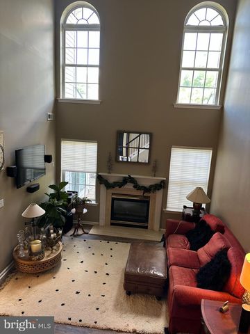 203 OAKTREE CT, Warwick, PA 18974