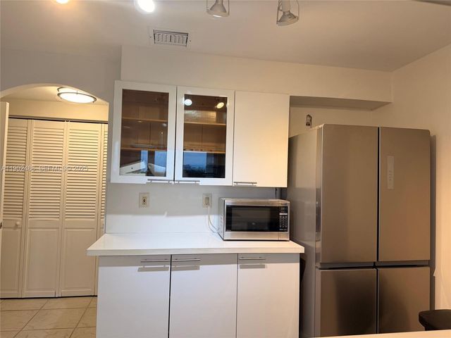 9102 W Bay Harbor Dr 6-B, Bay Harbor Islands, FL 33154