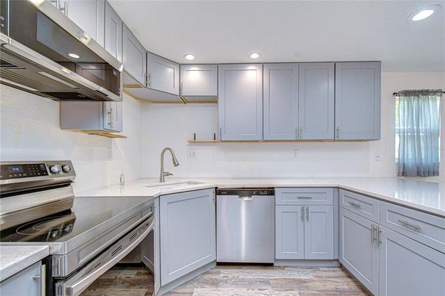 2933 56TH AVENUE N, St Petersburg, FL 33714
