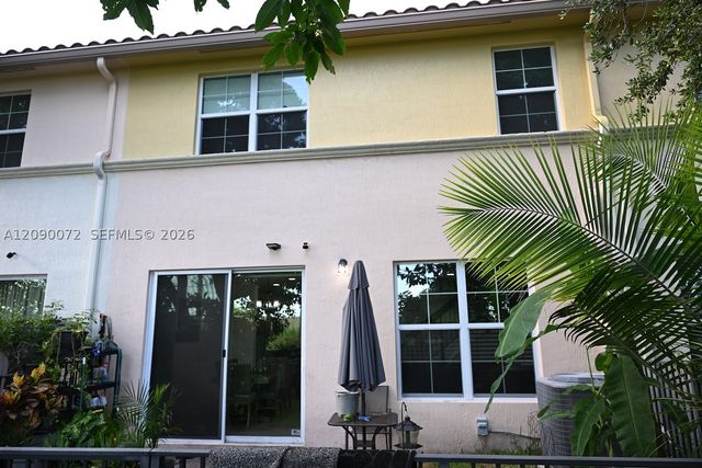 7722 SW 52nd Pl, Davie, FL 33328