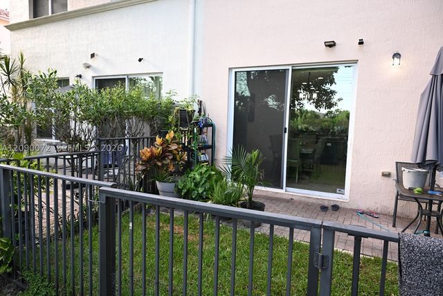 7722 SW 52nd Pl, Davie, FL 33328