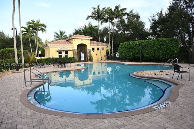 7722 SW 52nd Pl, Davie, FL 33328