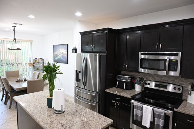 7722 SW 52nd Pl, Davie, FL 33328